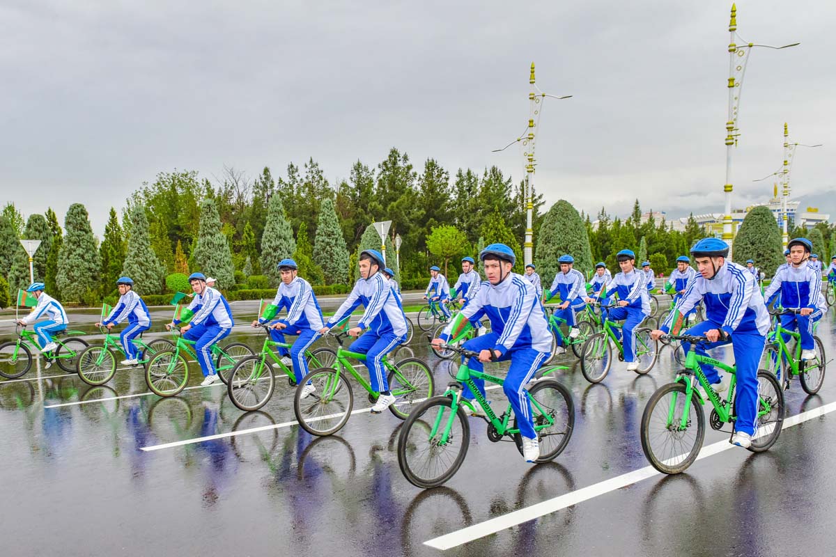 Президент Сердар Бердымухамедов принял участие в массовом велопробеге